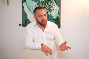 Leadership prin autenticitate: modelul lui George Reteșan